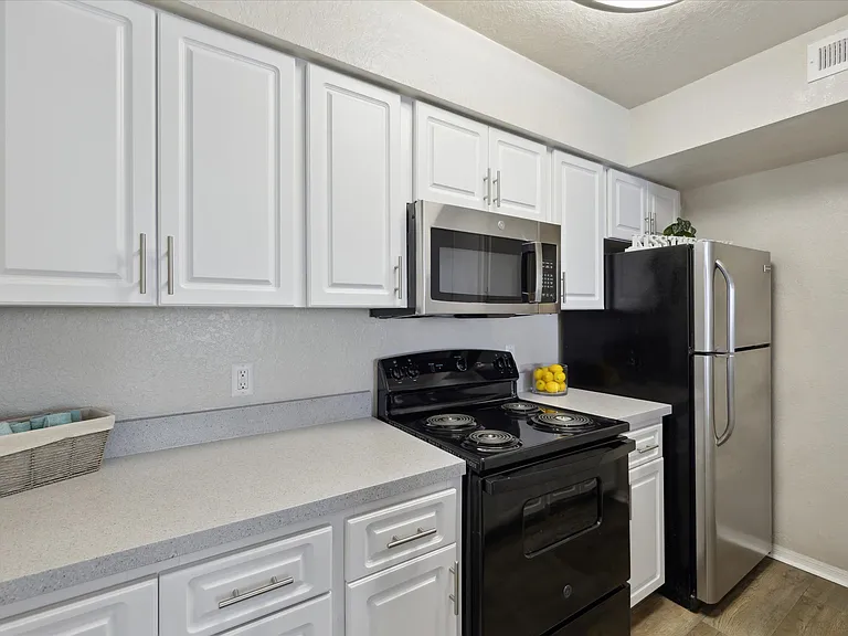 2 Bedroom (Renovated) - 2 Bed / 2 Bath - 962 Sq.Ft.