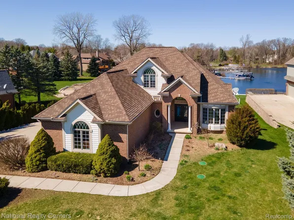 1463 Schooner Cv, Highland, MI 48356