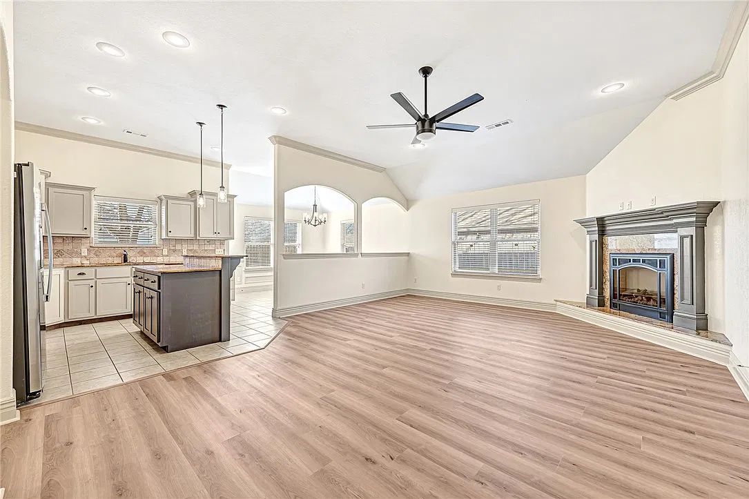 4 bed, 2.0 bath, 1856 sqft, $2,300 — Photo 3