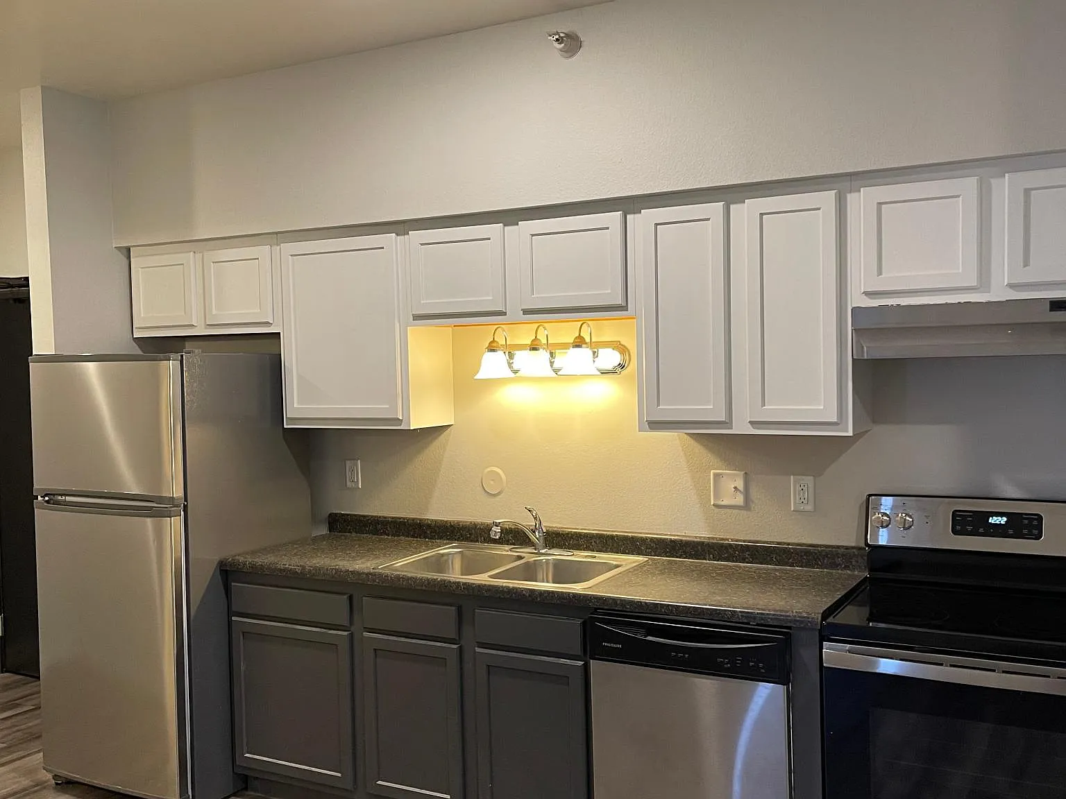 325 E College St — Photo 2