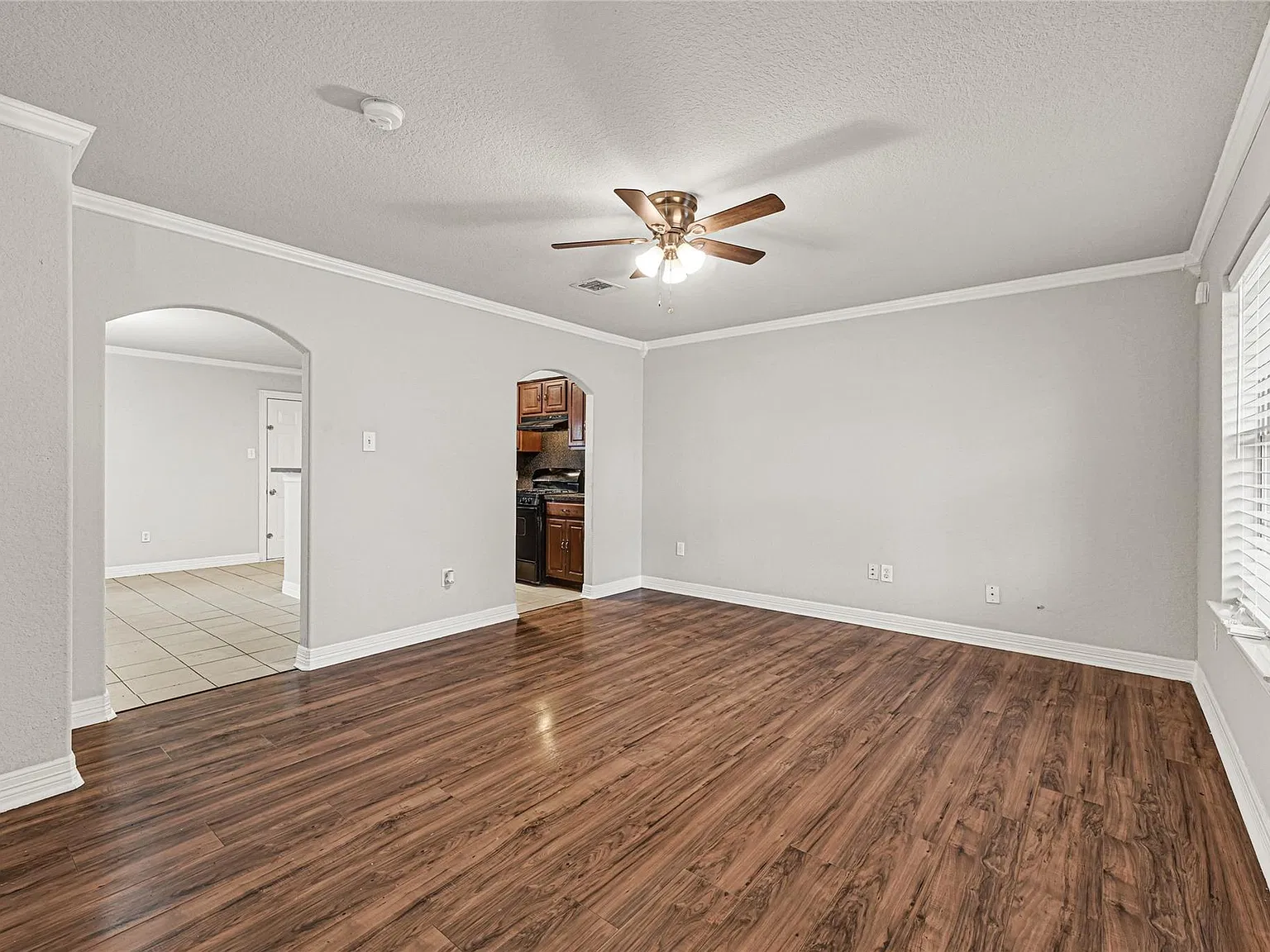 3 bed, 1.5 bath, 1160 sqft, $1,600 — Photo 2
