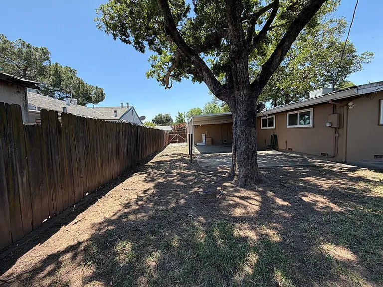 8945 Fashion Dr — Photo 29