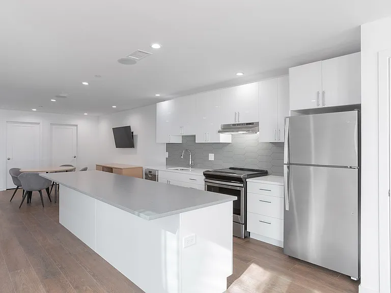 Graduate Pointe — Photo 196