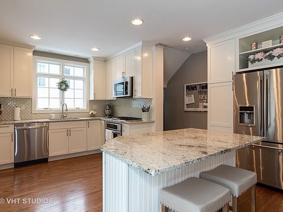 5th image of 946 Highland Ave