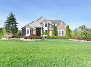 9042 Ridgefield Dr, Brighton, MI 48114