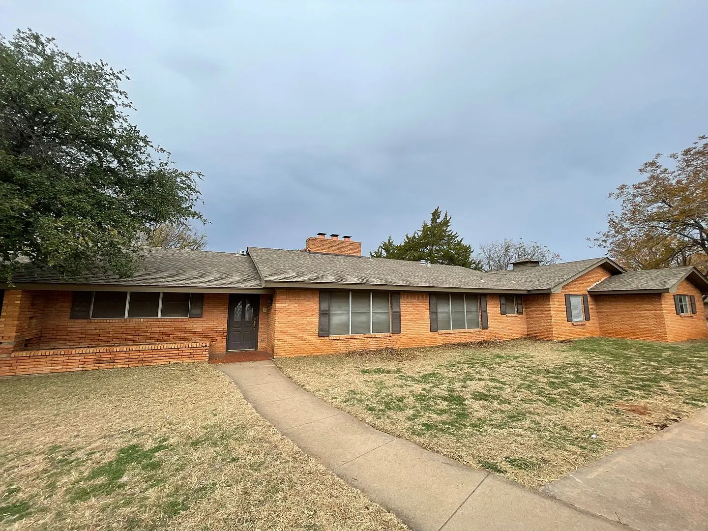 Spacious 3 bed, 3 bath home on corner lot! — Photo 1