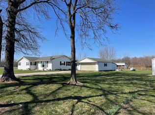 27811 Louse Creek Rd, Patoka, IL 62875