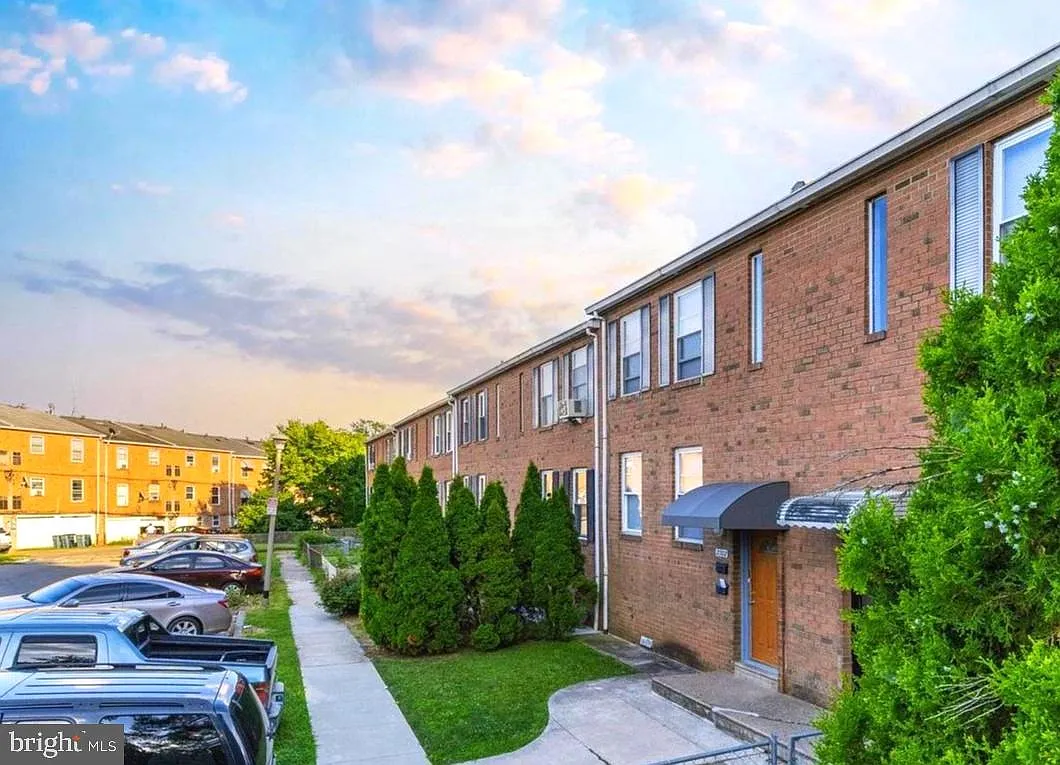 2 bed, 1.0 bath, 800 sqft, $1,600 — Photo 1