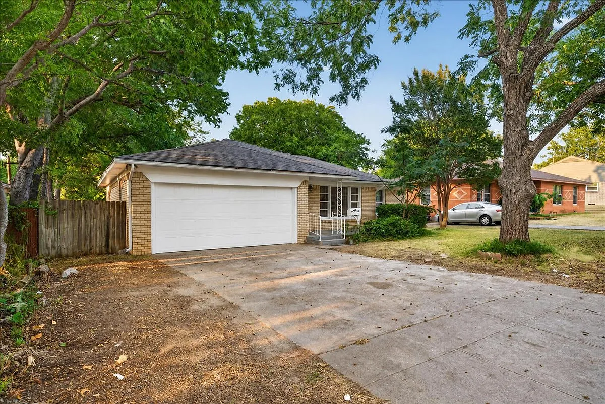 3 bed, 1396 sqft, $2,200 — Photo 3
