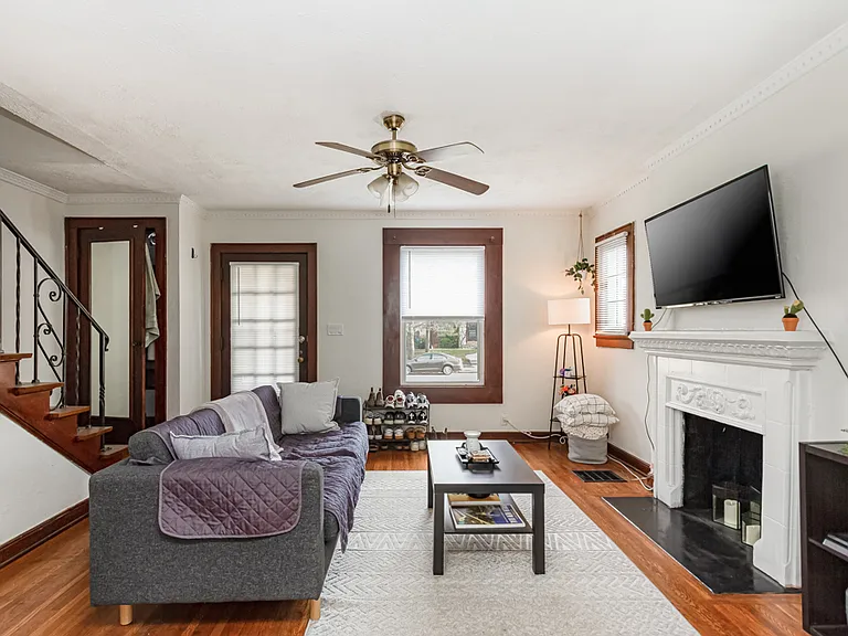 1693 King Ave — Photo 3
