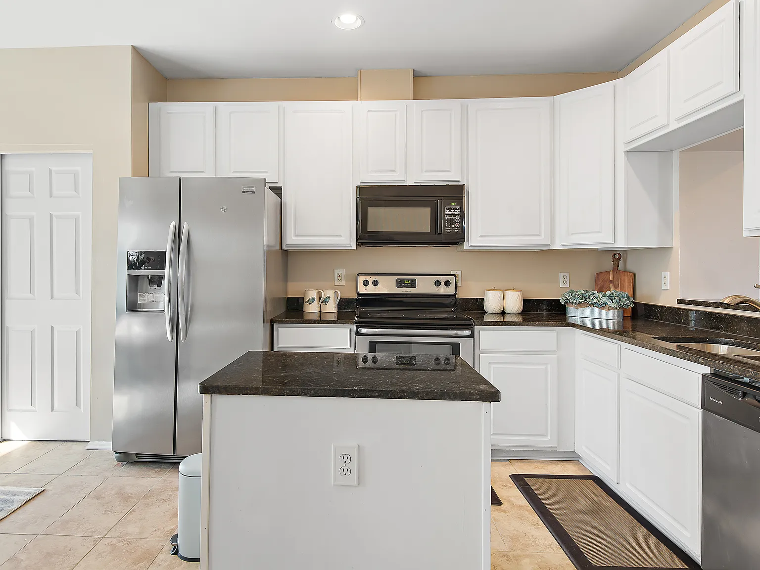 5 bed, 3.5 bath, 2100 sqft, $2,800 — Photo 2