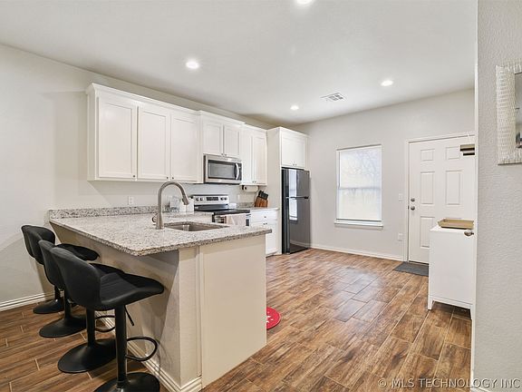 5th image of 1325 Houston St