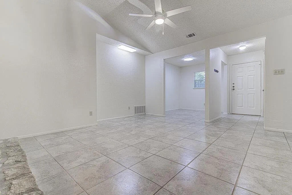 2 bed, 2.0 bath, 1701 sqft, $1,595 — Photo 4