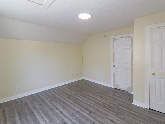 3rd image of 637 Prospect Ave NE