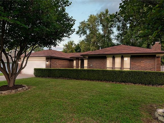 3rd image of 2433 E Magnolia Dr