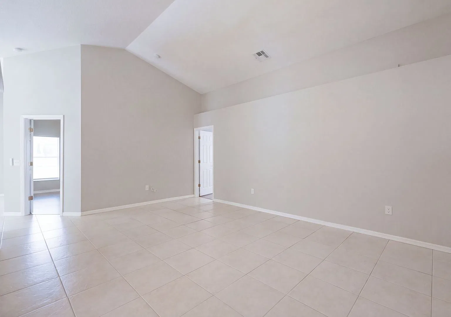 Beautifully Renovated 4-Bedroom Home in Young Pine East Orlando! — Photo 4