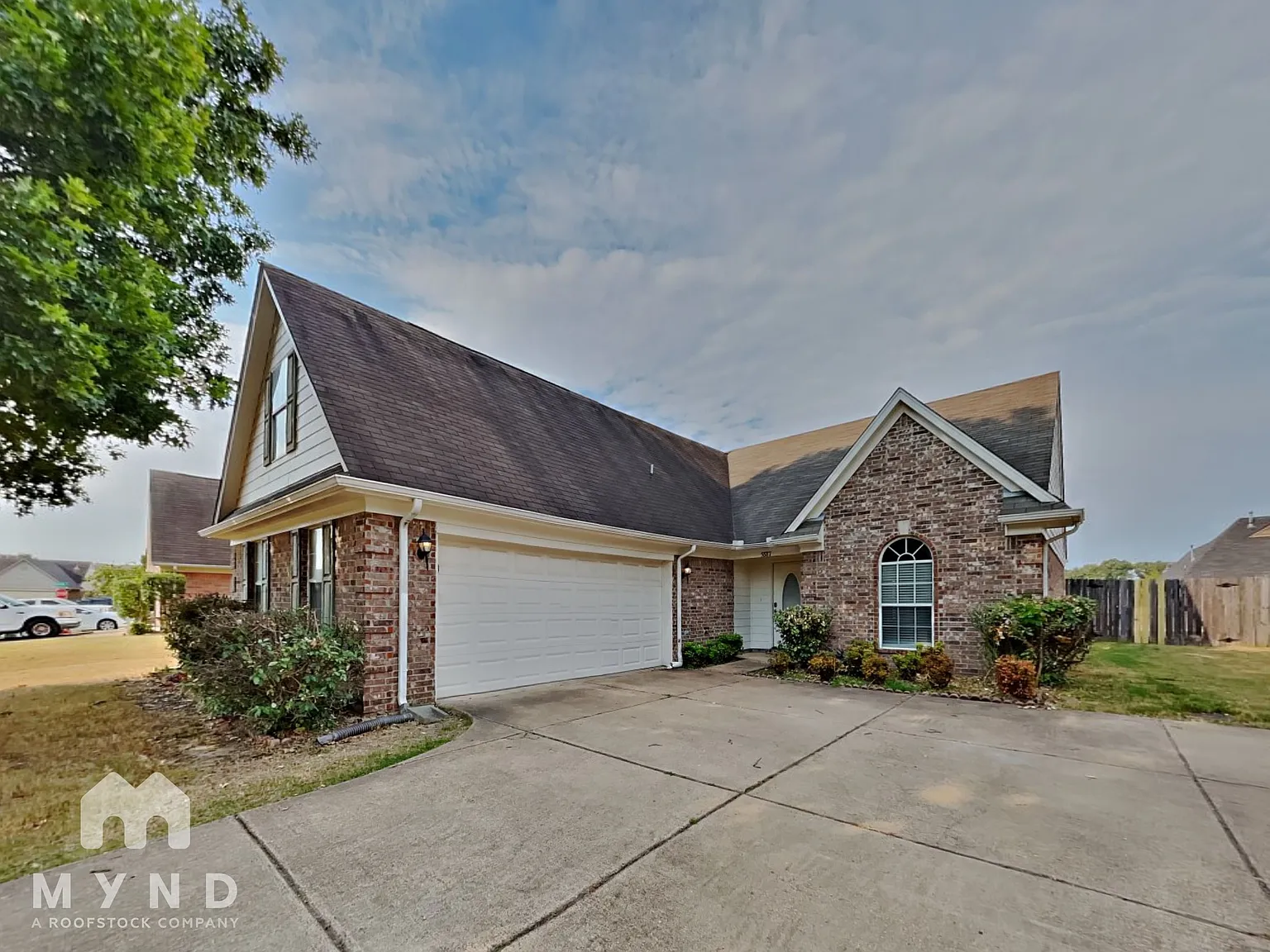 4 bed, 2.0 bath, 1996 sqft, $2,129 — Photo 1