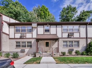 100 Treetop Ct, Bloomingdale, NJ 07403