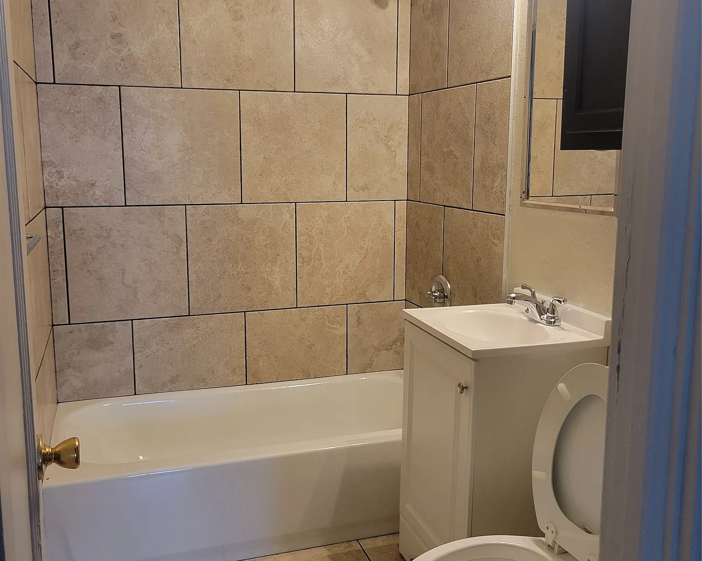 2 bed, 1.5 bath, 759 sqft, $1,150 — Photo 3