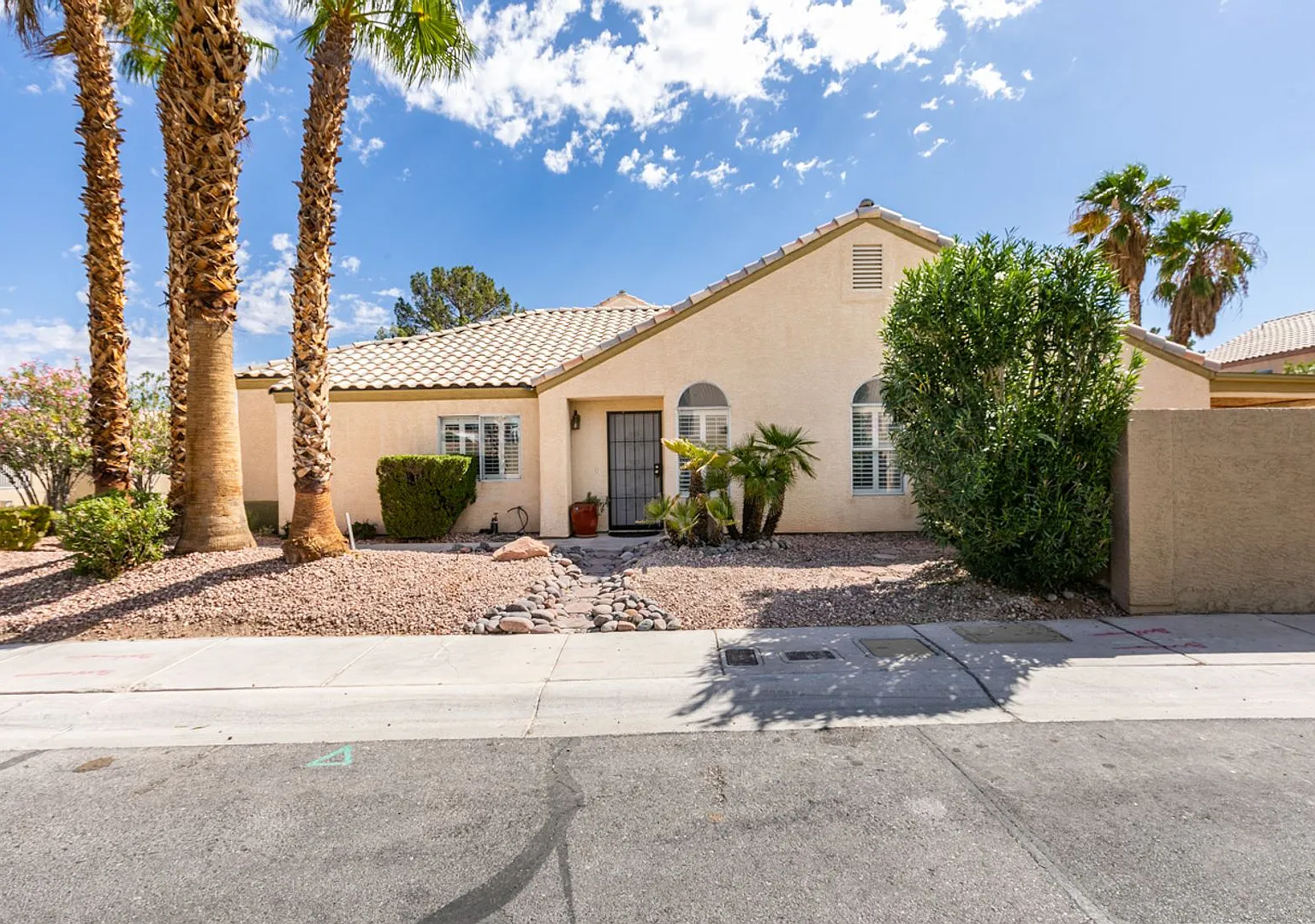 Amazing 4-bedroom, 2-bath — Photo 2