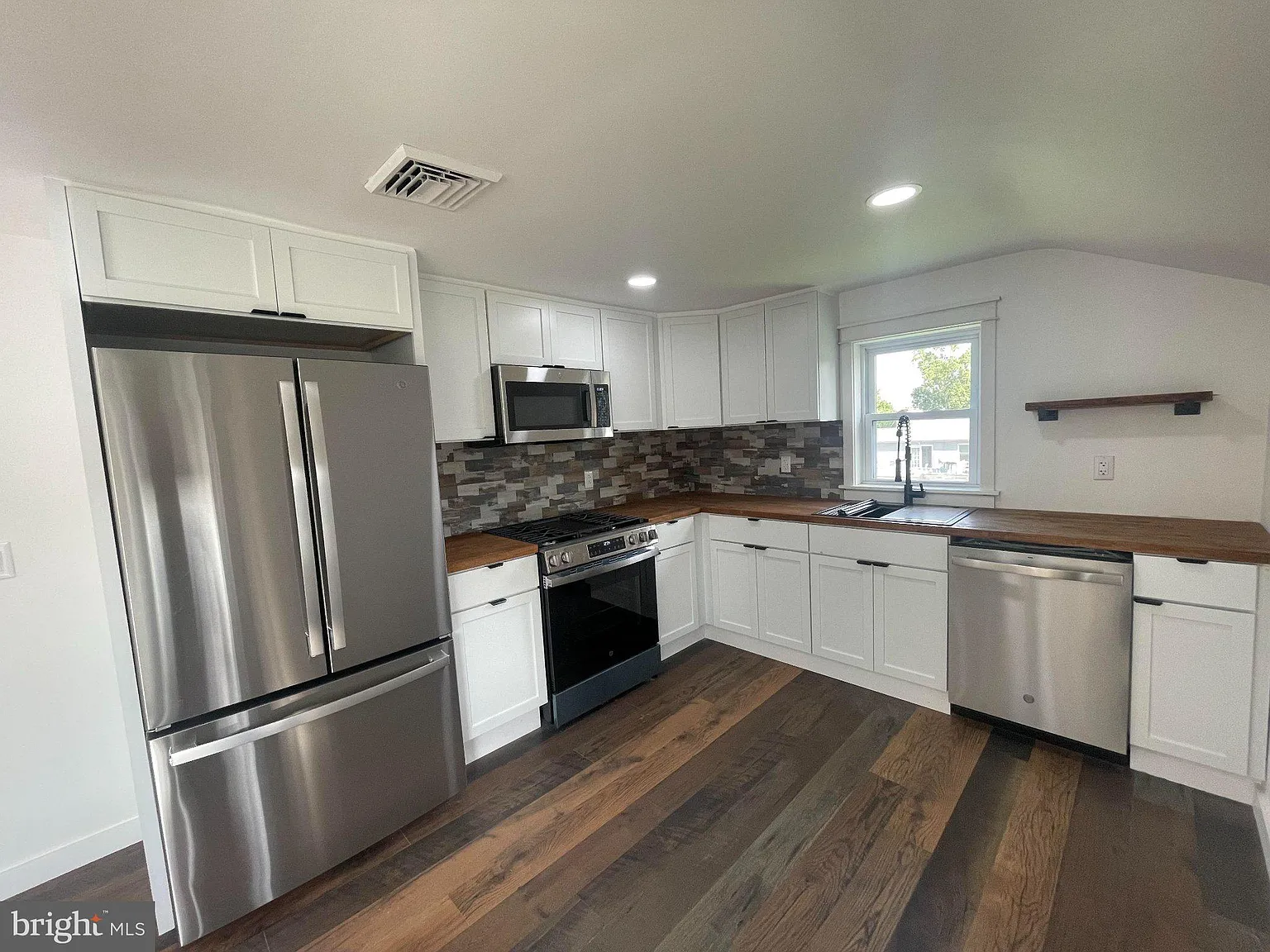 1 bed, 1.0 bath, 700 sqft, $2,000 — Photo 2