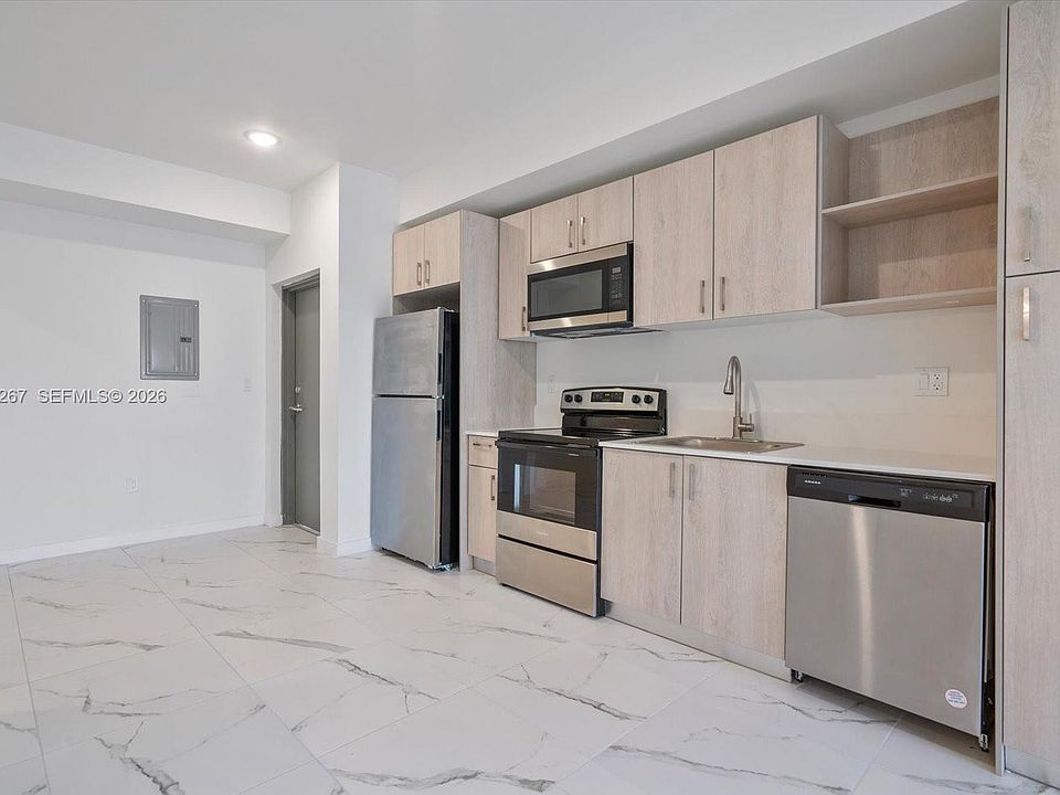 1st image of 420 SW 7th Ave APT 204