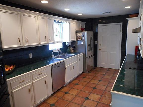 5th image of 601 Kerry Ln