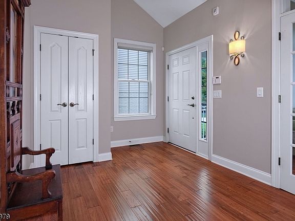 4th image of 14 Bedford Dr
