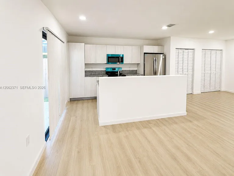 552 NW 7th St #6 — Photo 5