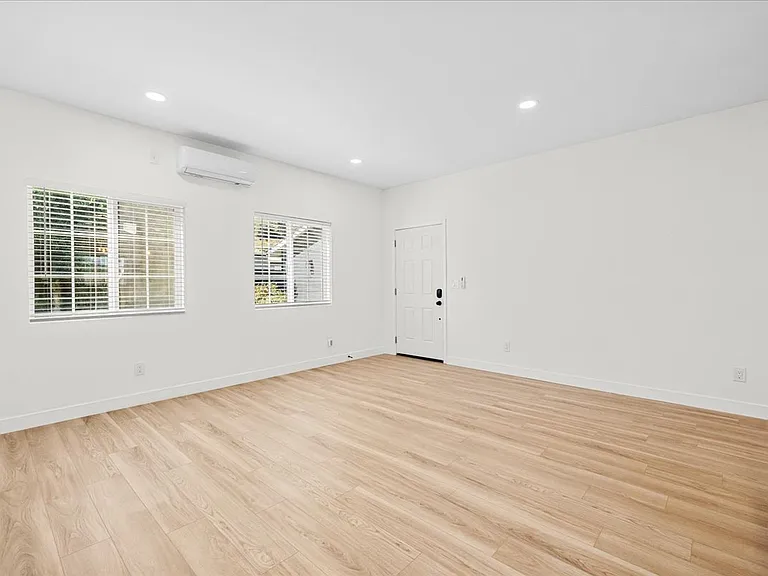 3884 Alsace Ave — Photo 5