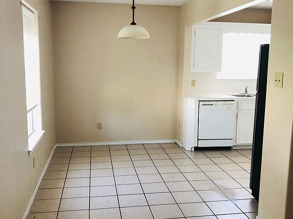 5th image of 1006 W Champion St
