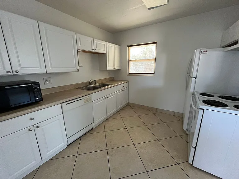 2154 Inner Cass Cir — Photo 5