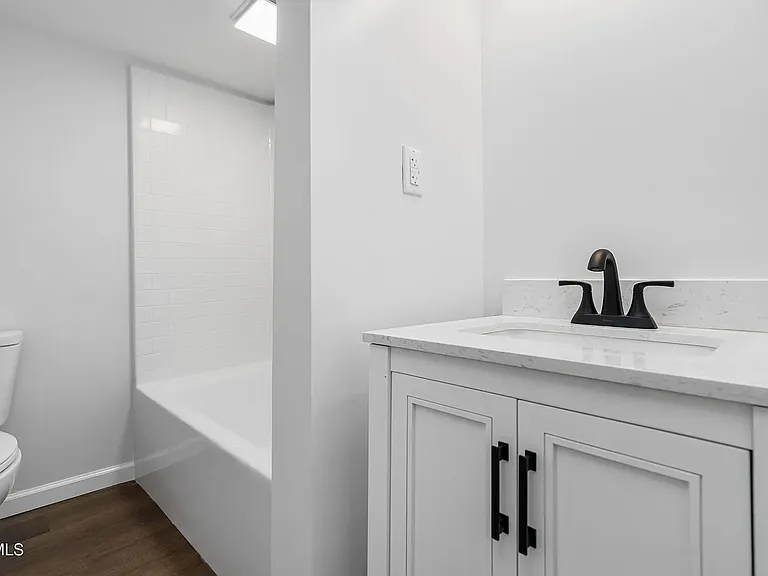 1007 Spring St — Photo 2