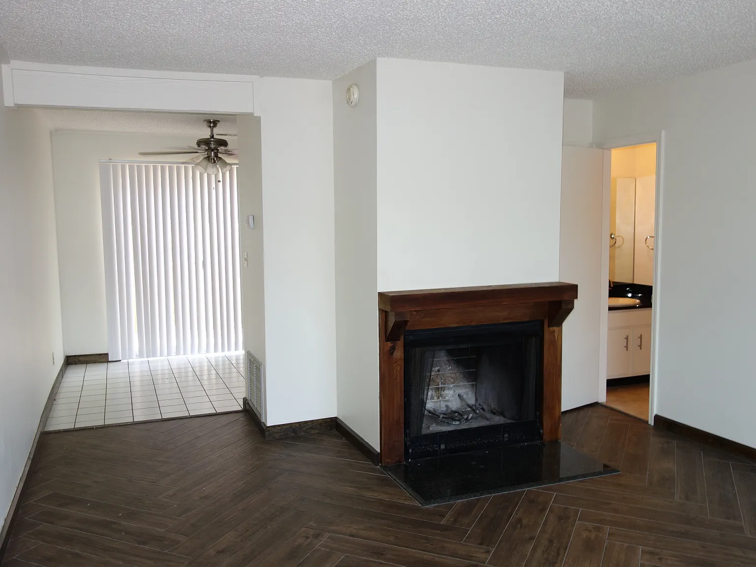 2 bed, 1.5 bath, 1000 sqft, $1,200 — Photo 4