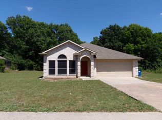 528 Quail Hollow Dr, Lancaster, TX 75146