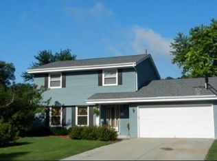 W233N6829 Candlewick Dr, Sussex, WI 53089