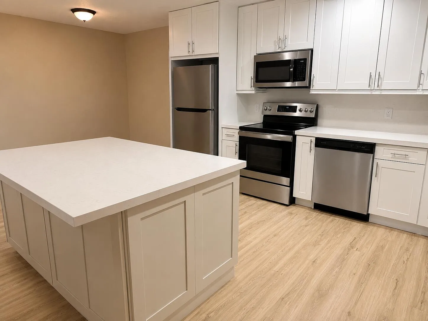 4 bed, 2.0 bath, 2211 sqft, $4,900 — Photo 4