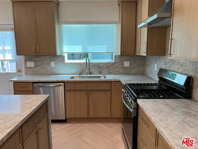 13338 Magnolia Blvd — Photo 18