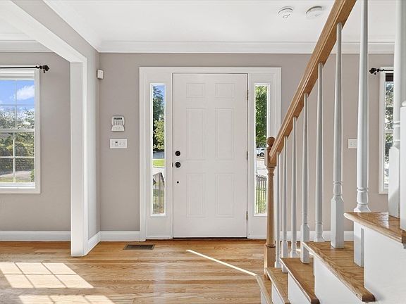 3rd image of 19 Benjamin Ln