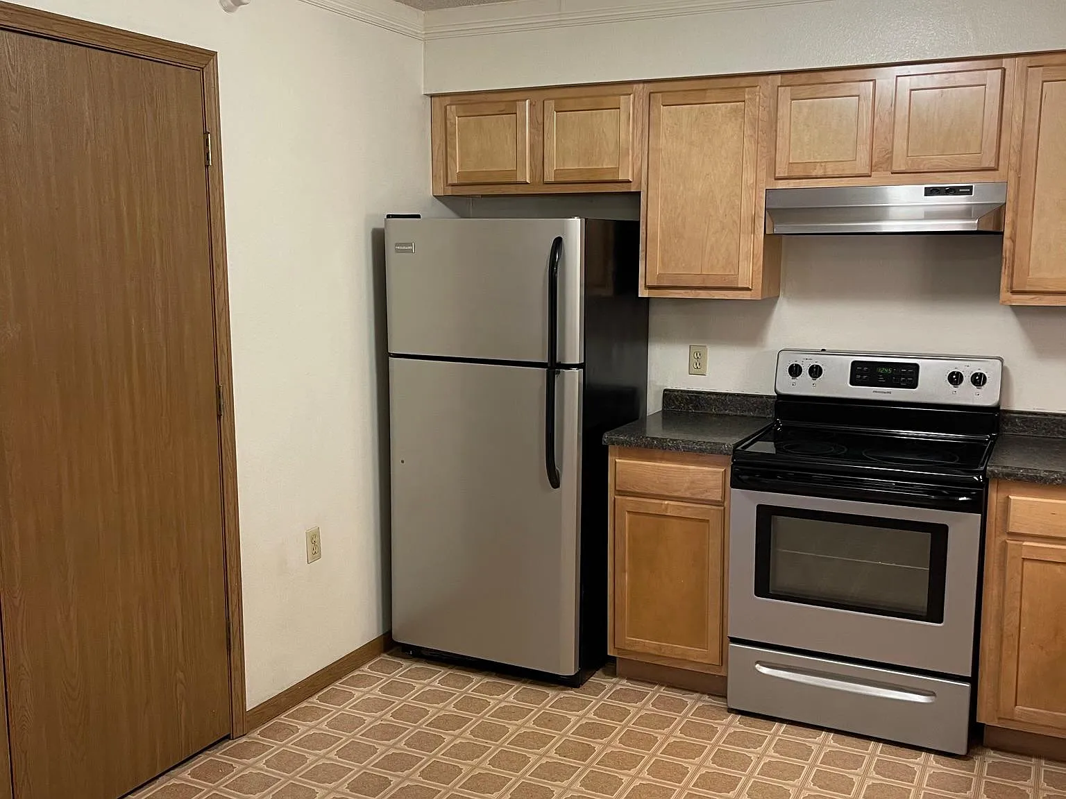 4 bed, 100 sqft, $3,057 — Photo 2