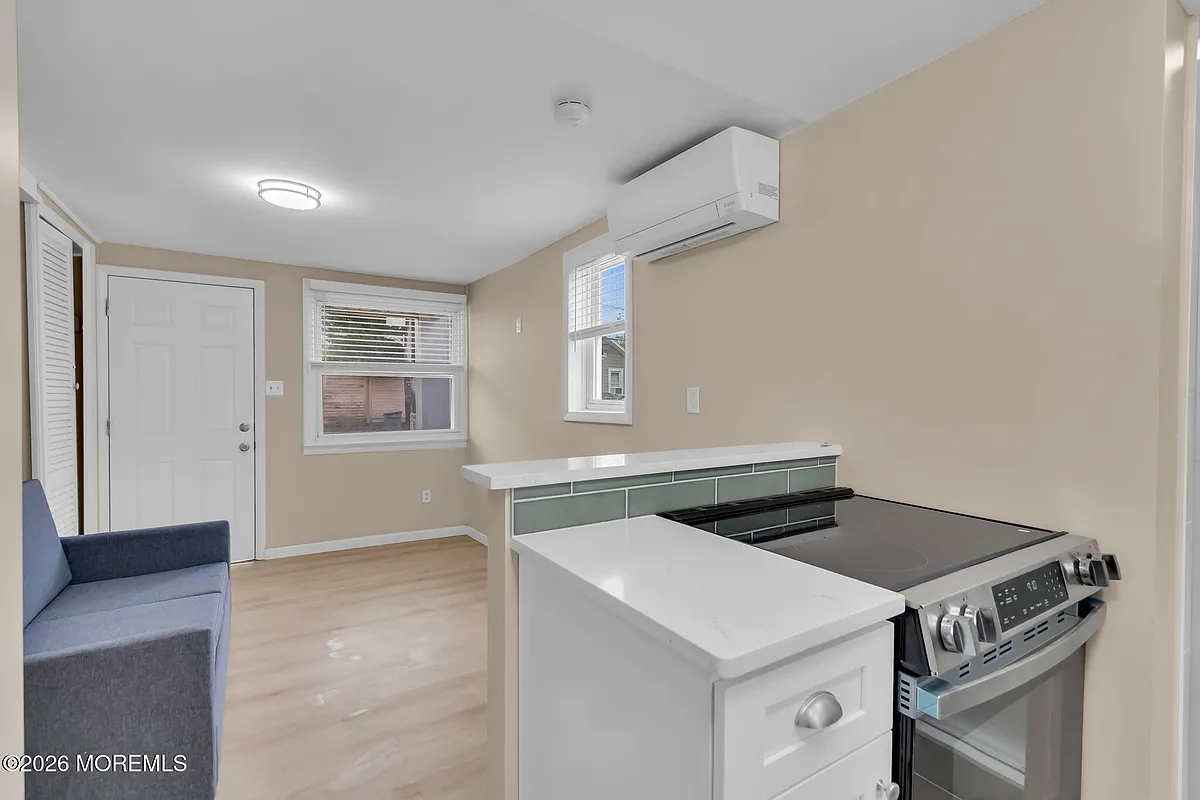 Building Photo - 1802 Pine Ter #1