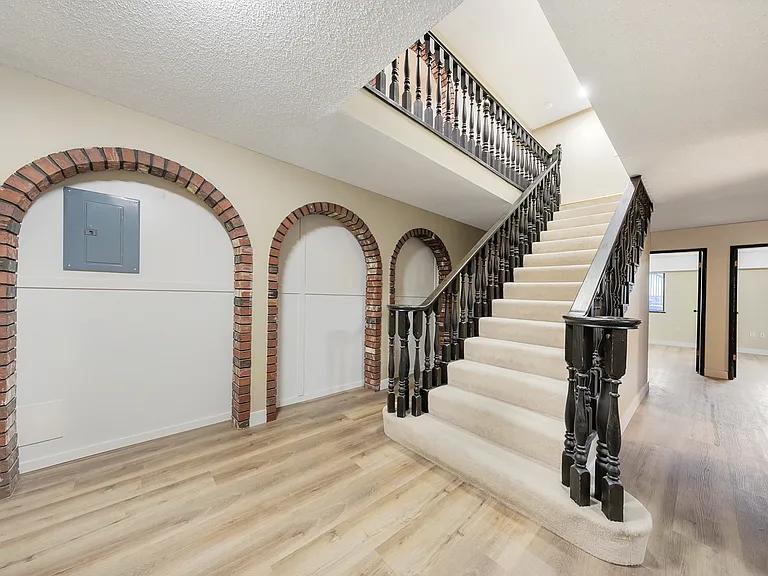 1420 Crestlawn Dr #D142 — Photo 21