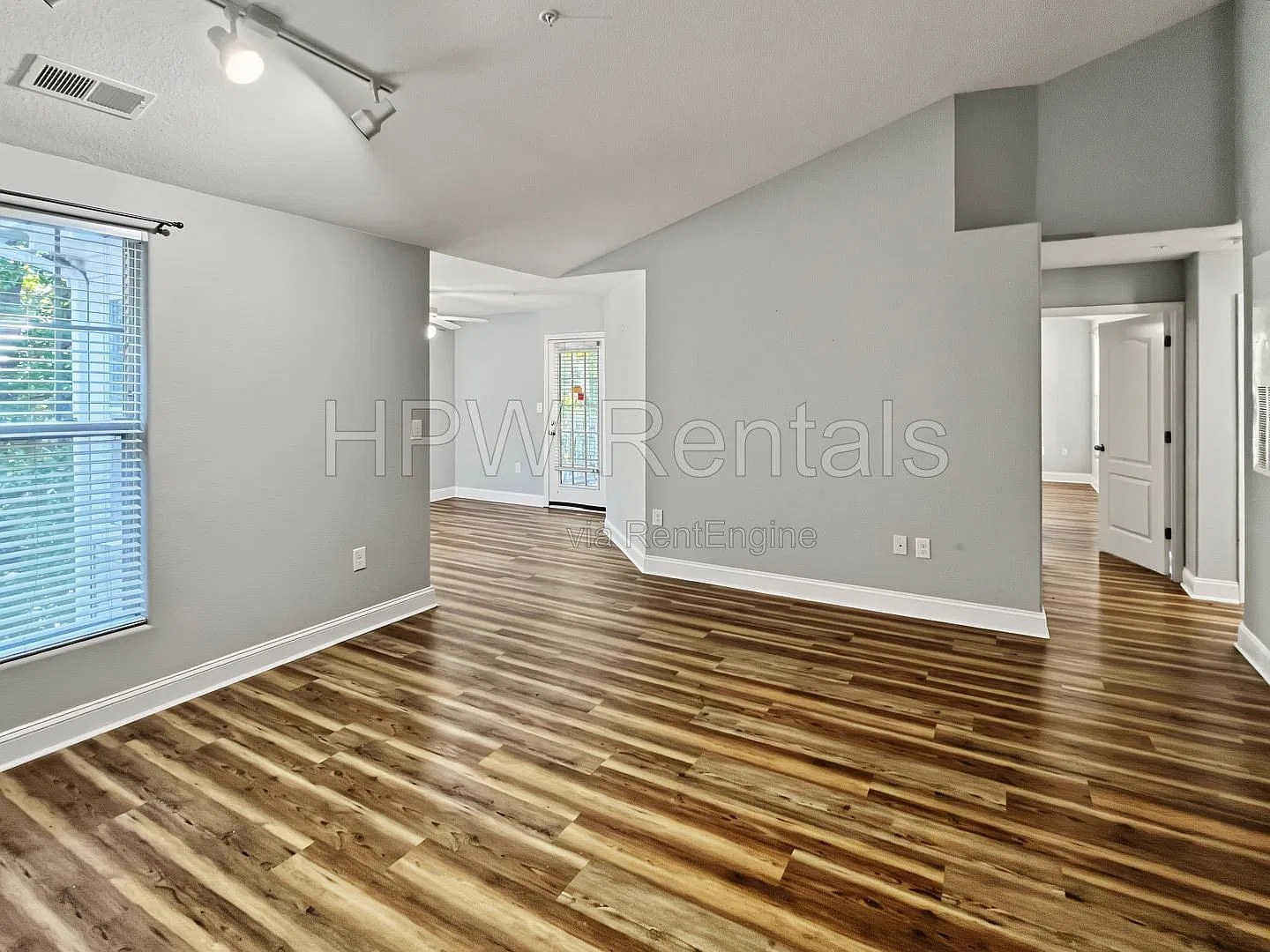 3 bed, 3.0 bath, 1420 sqft, $2,000 — Photo 2