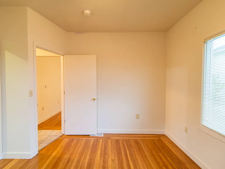 845 Warfield Ave — Photo 4