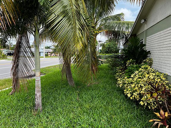 4th image of 1008 S Seacrest Boulevard