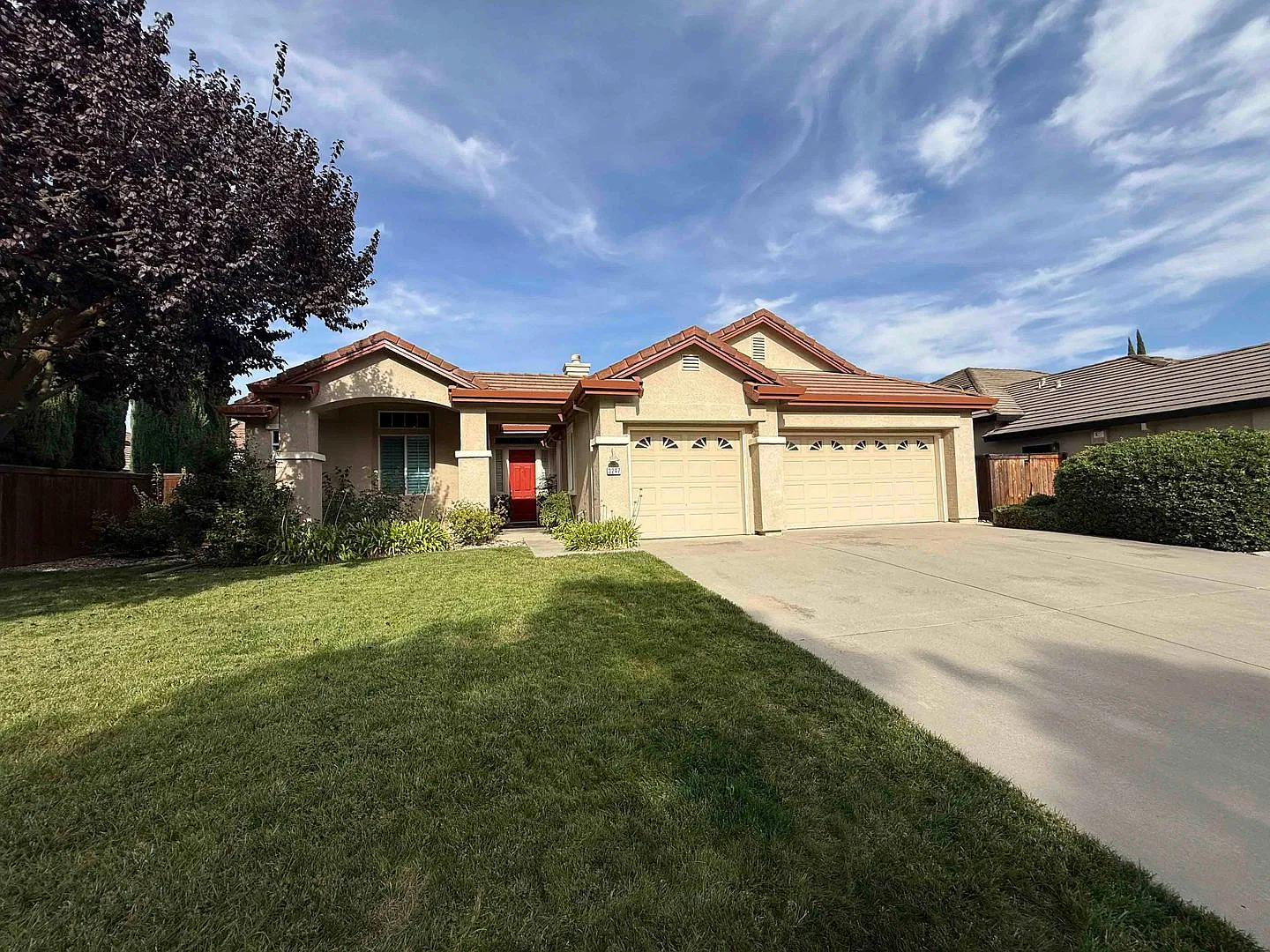 Gorgeous 3 Bedroom Located in Elk Grove Gated Community — Photo 1