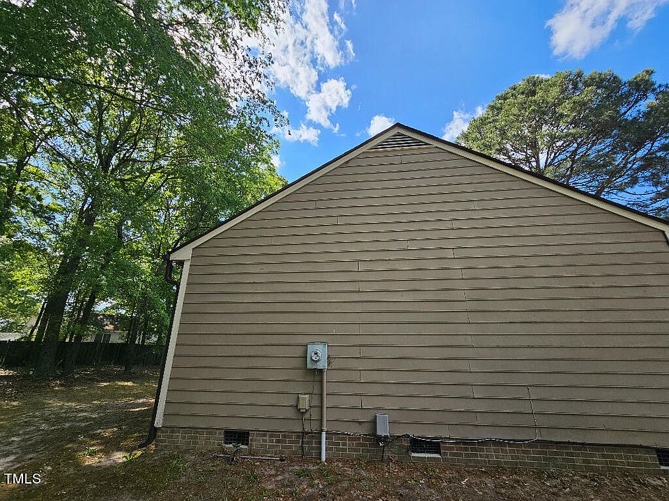 2nd image of 202 Valley Ct