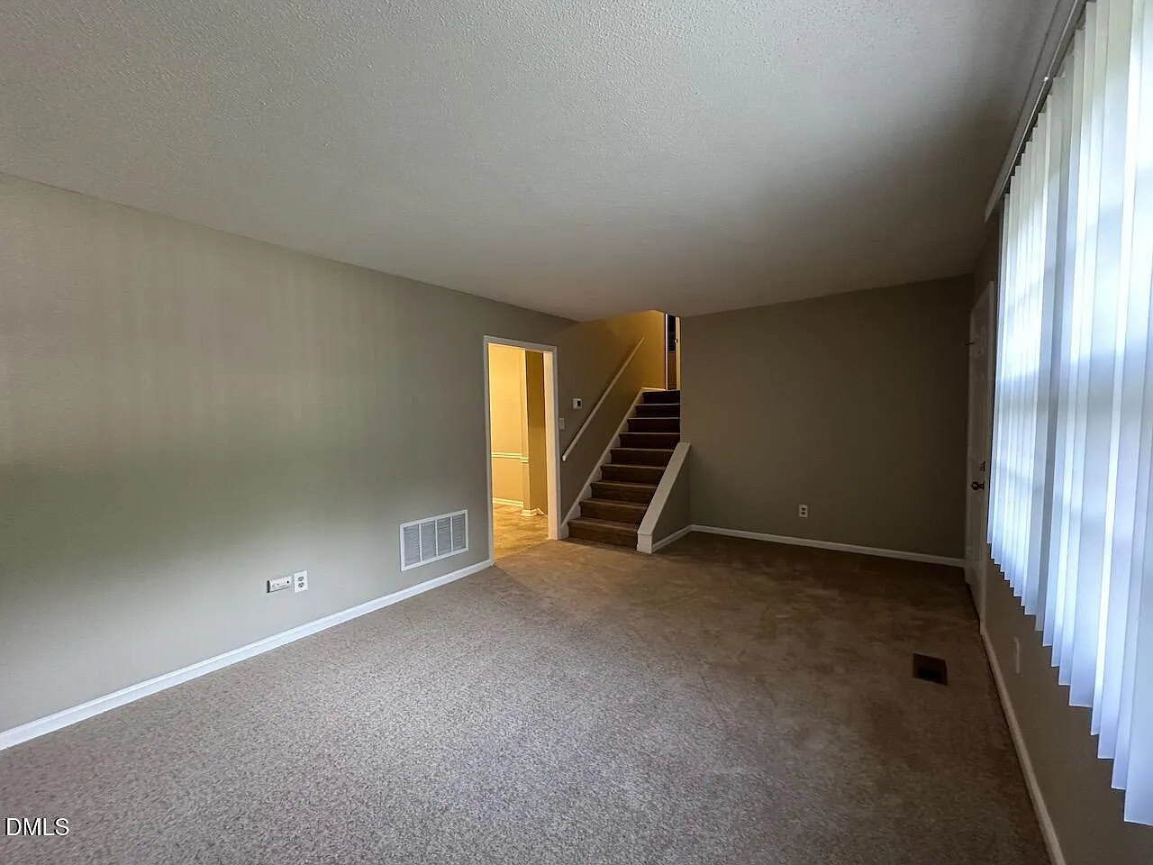 3 bed, 2.0 bath, 1692 sqft, $2,050 — Photo 3