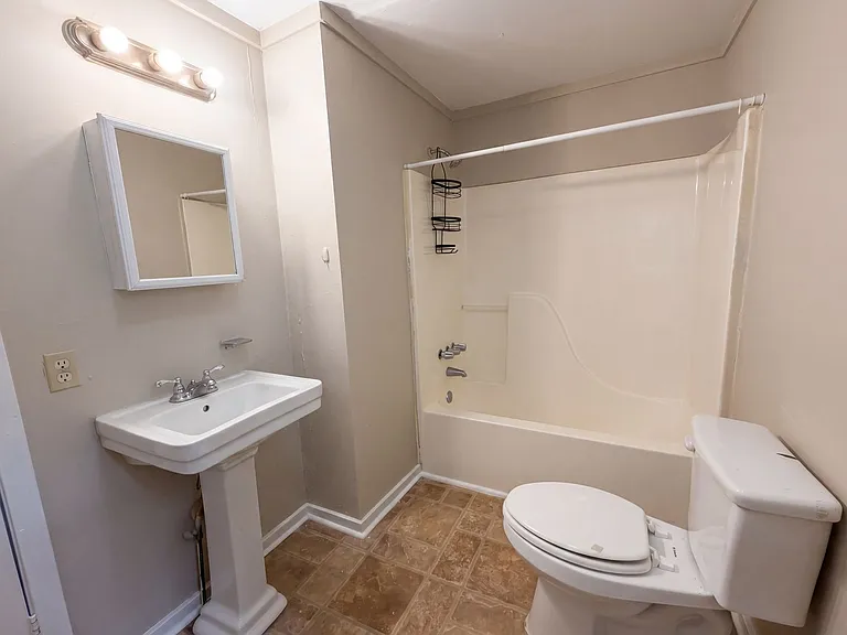 1544 Gilbert Dr — Photo 15