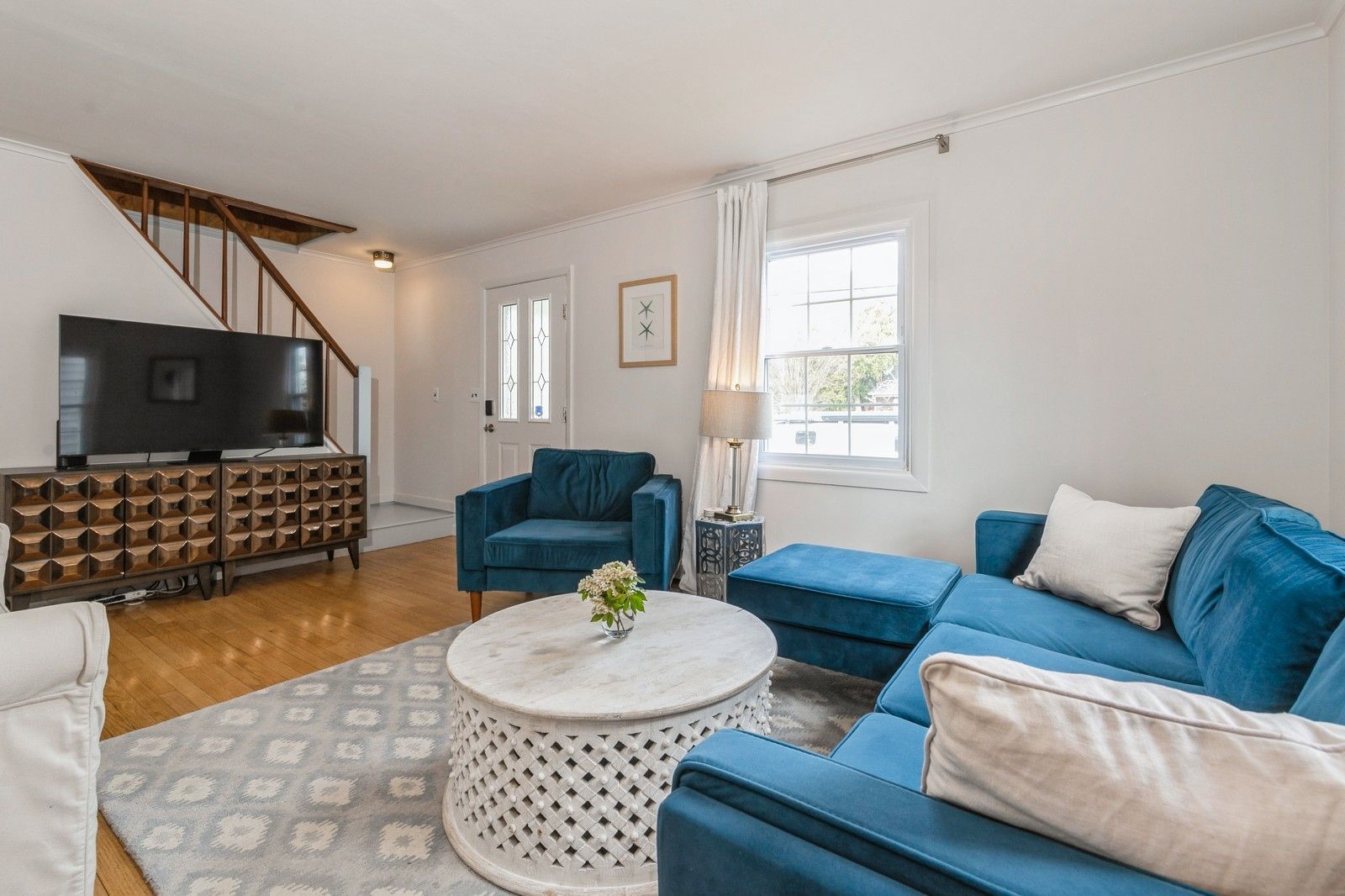  Light and bright living room.Fr